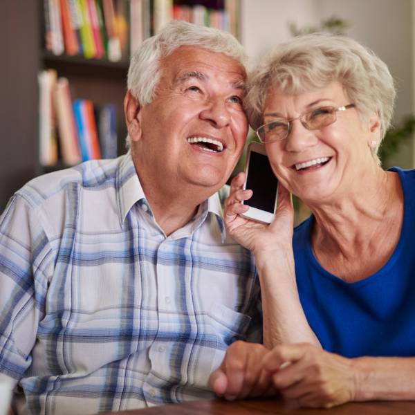 Pareja de adultos mayores en llamada en el celular